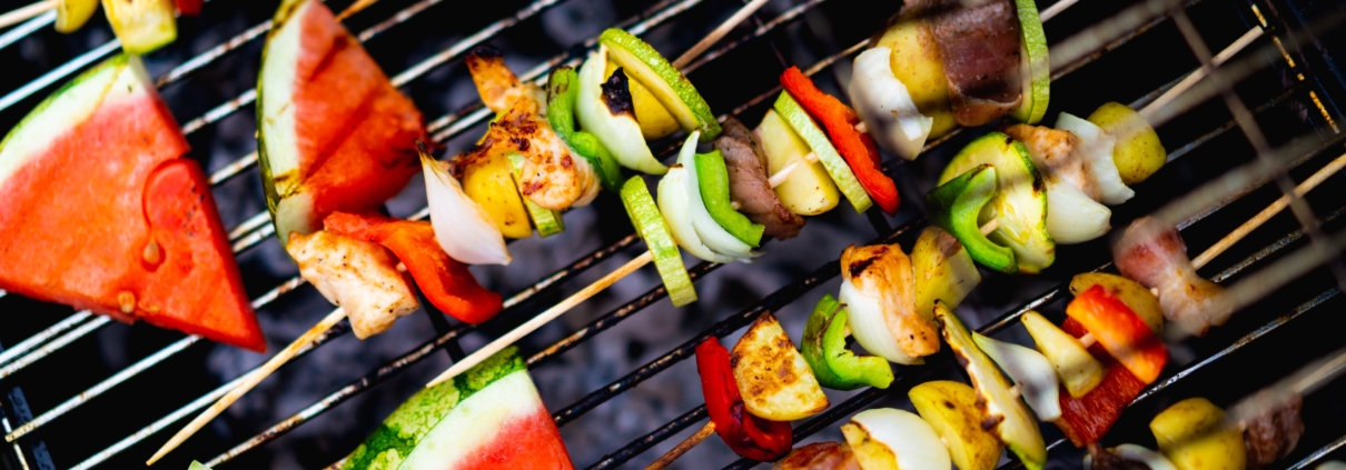 Brochettes et fruits au barbecue