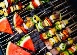 Brochettes et fruits au barbecue