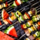 Brochettes et fruits au barbecue