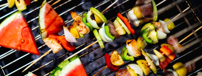 Brochettes et fruits au barbecue